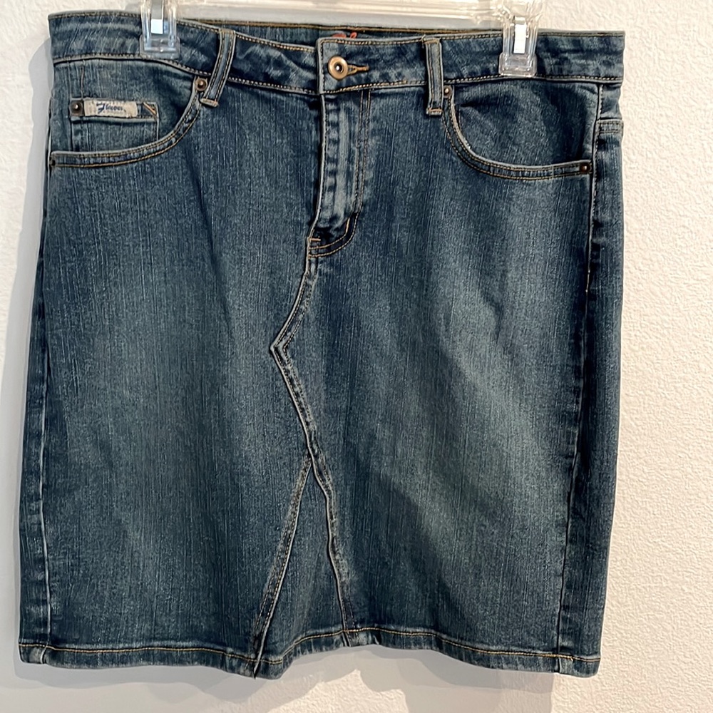 Flavour brand denim jean skirt in size 14. Good clean condition.